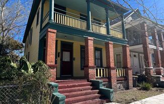 2 Bed / 1 Bath Upstairs Unit Near Downtown Available!