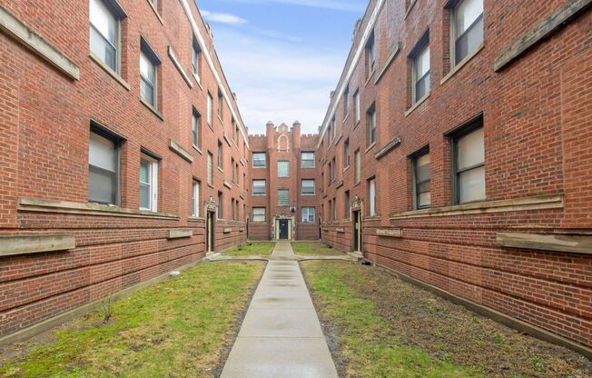 2 beds, 1 bath, 675 sqft, $1,595, Unit 4244 1/2 - 2E