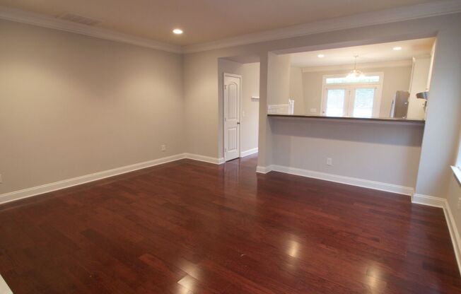 Breathtaking 2 Bd/2.5 Baths End-Unit Townhome in Popular Twin Lakes!