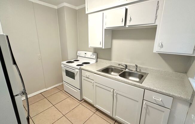 2 beds, 1 bath, $950, Unit A