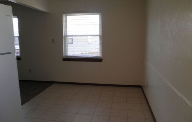 2 beds, 1 bath, 975 sqft, $850, Unit D