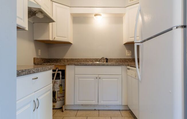 2 beds, 1 bath, 790 sqft, $950, Unit I4