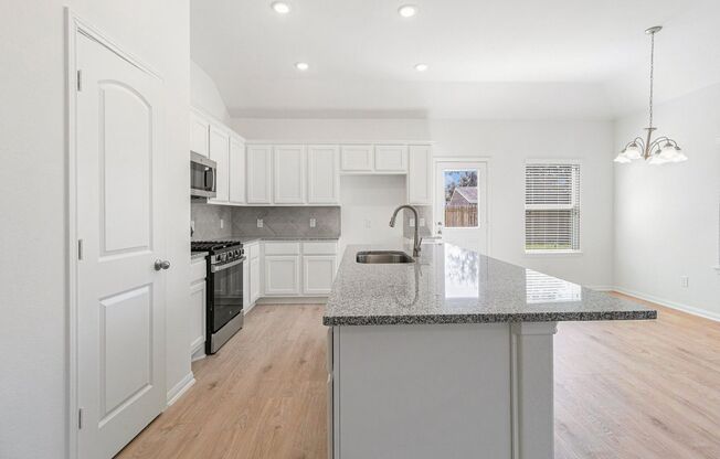 Columbia Lakes --- 4 bedroom/2 bath on an oversized 75' lot!!