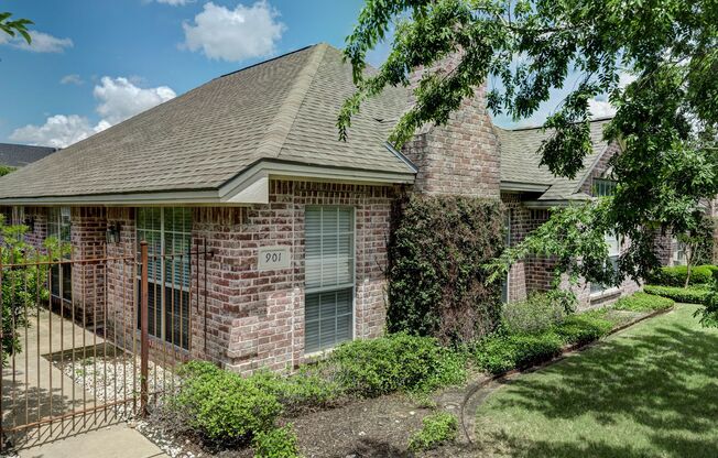 August 2025 Move In! Beautiful 3 Bed, 3 Bath Minutes from Campus!