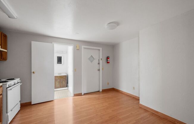 1 bed, 1 bath, 800 sqft, $849, Unit 103 W Lincoln Ave #1