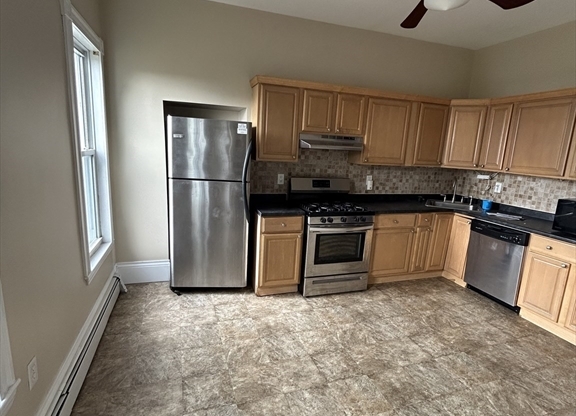 2 beds, 1 bath, 900 sqft, $2,700, Unit 2