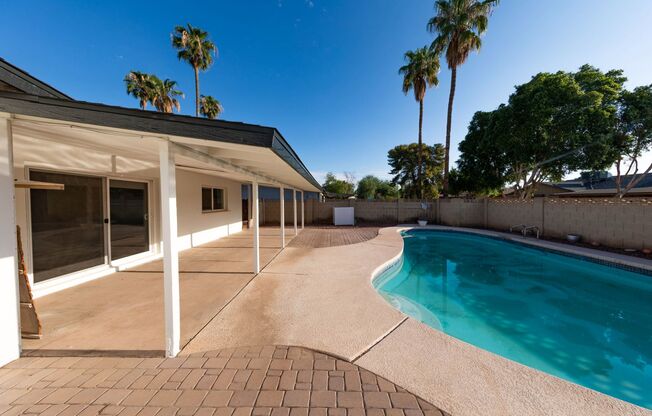 Great Tempe home with 4 bedrooms 2 bathrooms and pool!