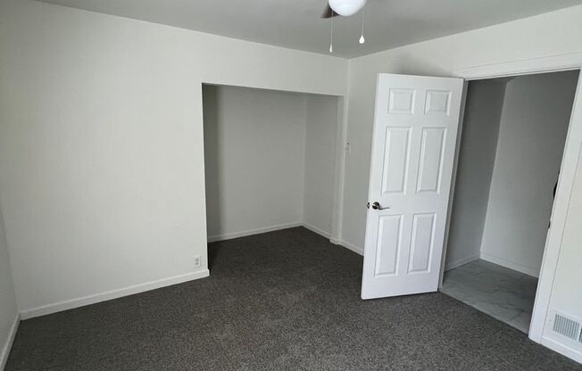 2 beds, 1 bath, 900 sqft, $1,600, Unit 4064 S Broadway unit E