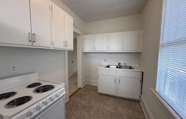 2 beds, 1 bath, $1,595, Unit APARTMENT B