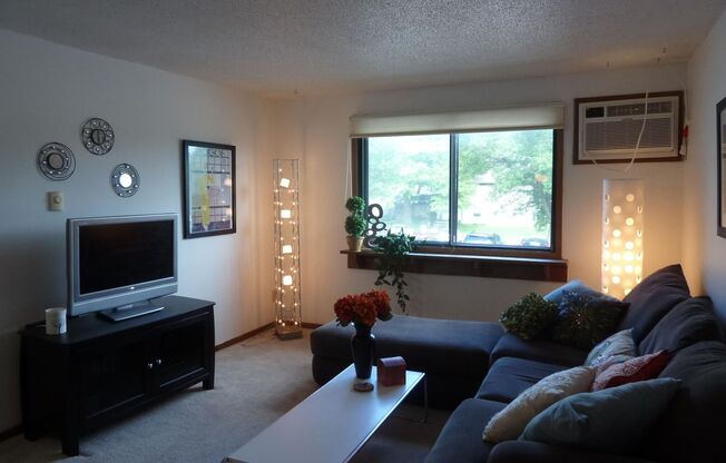 $1,095 | 2 Bedroom, 1 Bathroom Apartment | Cat Friendly* | Available for August 1st, 2026 Move In!