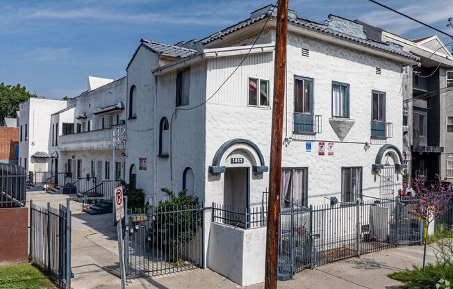 Sweet Spot Alert! Cozy 1 Bed in the Heart of LA