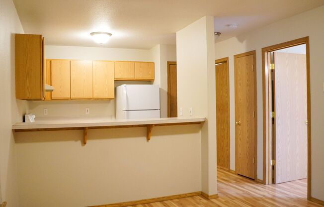 Bright Top Floor SE 1Bdr w/ Breakfast Bar & Balcony!