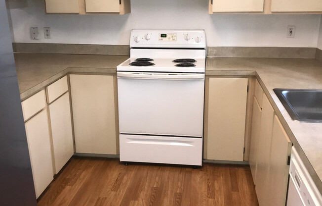 MOVE-IN SPECIAL - Beautiful Waters Edge Condominium in Salmon Creek for Rent - 13216 NE Salmon Creek Ave #N6