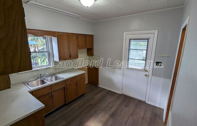 3 beds, 1 bath, $1,095