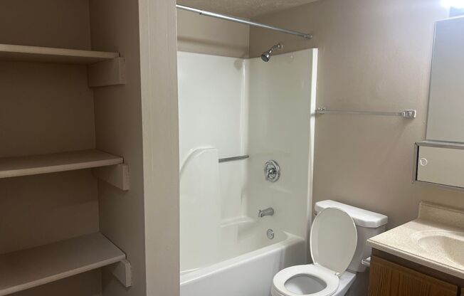 2 beds, 1 bath, 850 sqft, $1,120, Unit #5
