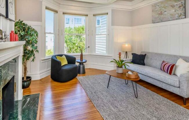 Russian Hill: Remodeled Top Floor Condo w/ Laundry in-unit & Garage Parking Included