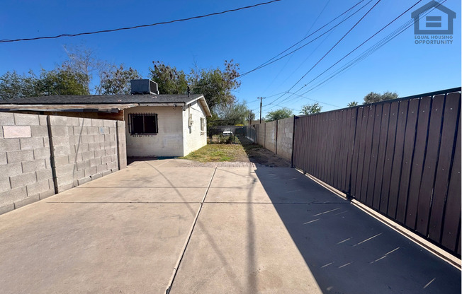 2Bed/1Bath House at AZ-51/Thomas Rd! -- NO HOA! FENCED-IN YARD!