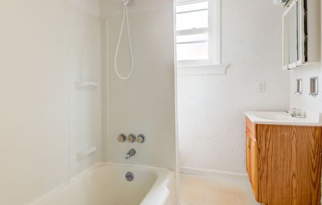 5 beds, 1.5 baths, $1,899, Unit Mt Washington