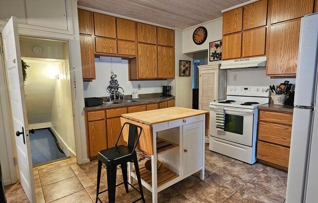 3 beds, 2 baths, $1,600, Unit # MAIN