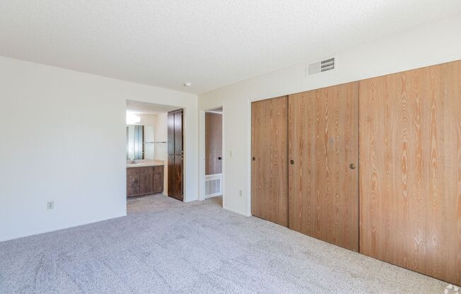 2 beds, 1 bath, 889 sqft, $1,795, Unit 06N