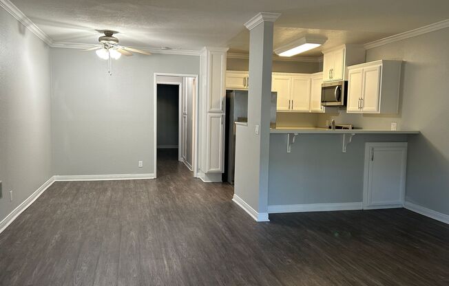 2 beds, 1 bath, 880 sqft, $2,975, Unit J-6