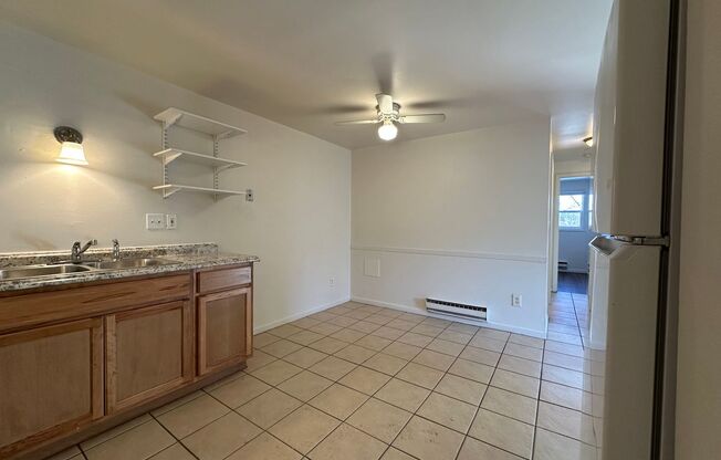 2 beds, 1 bath, $895, Unit 8