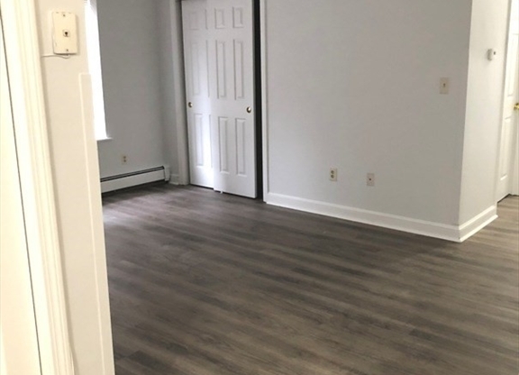 4 beds, 1 bath, 1,200 sqft, $5,600, Unit 3(2B)