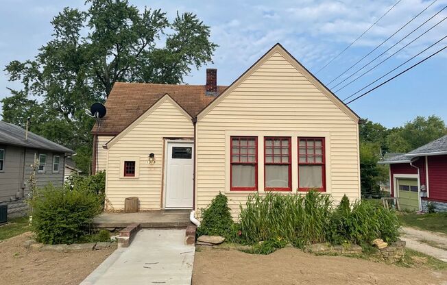AUGUST MOVE IN! 4 Bedroom House w/ 2 Bath