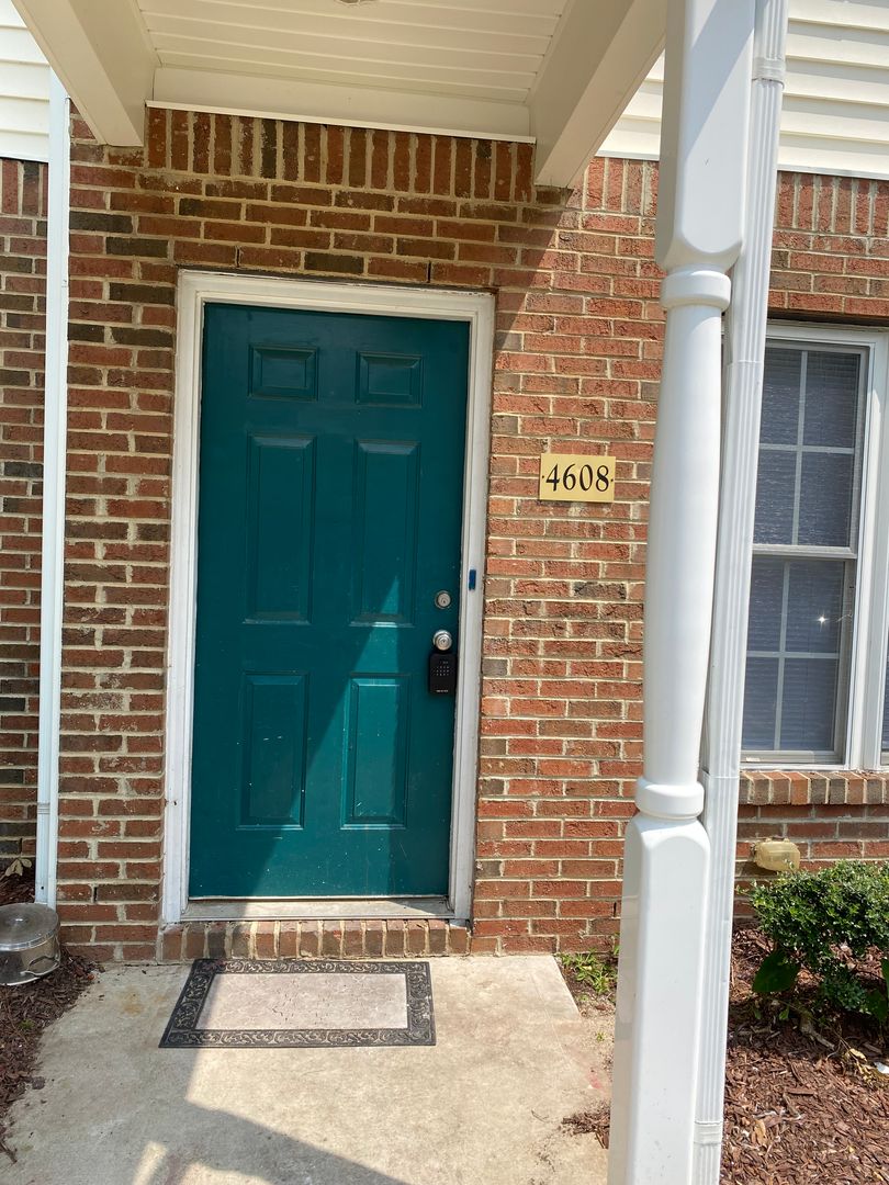 Charming 2 Bed, 2.5 Bath Townhouse in North Raleigh – Prime Location Near Capital Blvd!