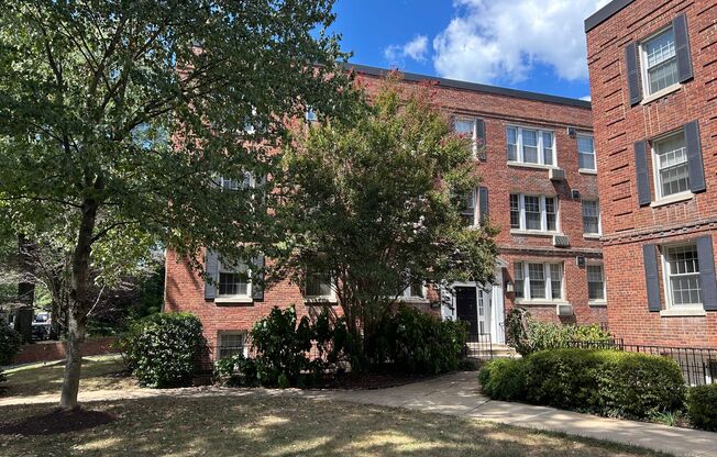 One Bedroom Apartment in Palisades NW Includes Parking