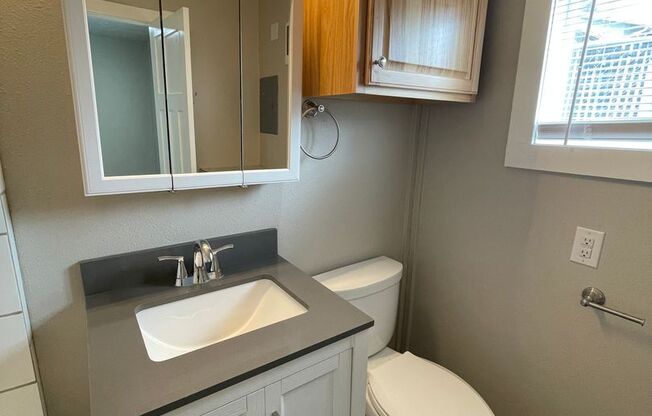 2 beds, 1 bath, 706 sqft, $1,300, Unit Coll140