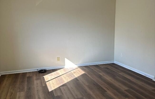 2 beds, 1 bath, 988 sqft, $1,300, Unit 831 Kerns