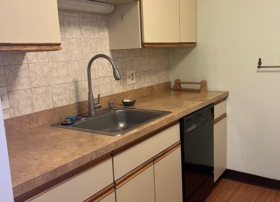 2 beds, 2 baths, 987 sqft, $2,600, Unit 34C