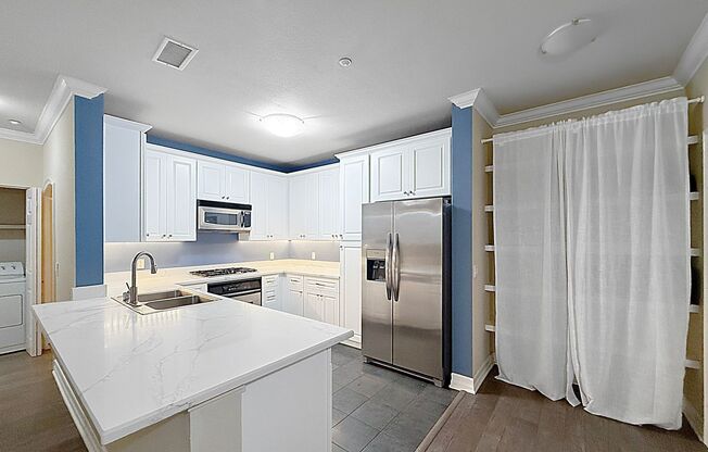 Beautiful 2B/2BA condo w/ 2 Reserved Parking Spaces & Washer/Dryer!