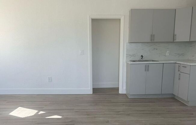 Studio, 1 bath, 400 sqft, $1,600, Unit 50-6