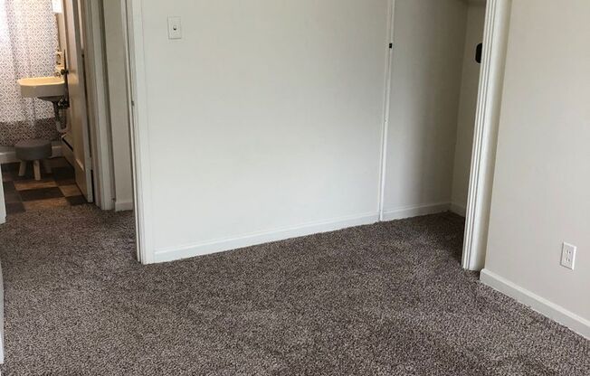 2 beds, 1 bath, 740 sqft, $735, Unit 1300-1701