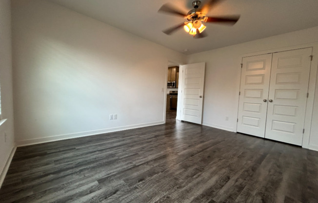 3 beds, 2 baths, 1,252 sqft, $1,300, Unit 325 W. Brook 3