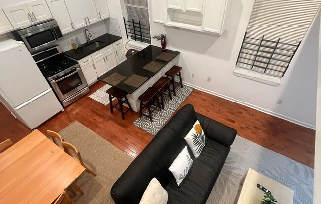 2 beds, 1 bath, $1,600, Unit 1R