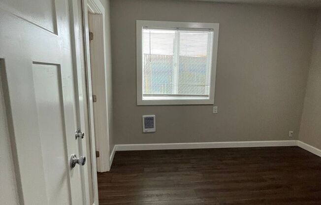2 beds, 1 bath, 706 sqft, $1,300, Unit Coll140