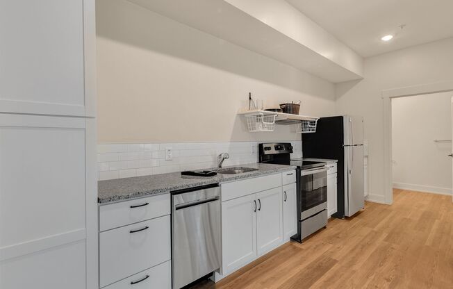 1 bed, 1 bath, 579 sqft, $1,350, Unit 13