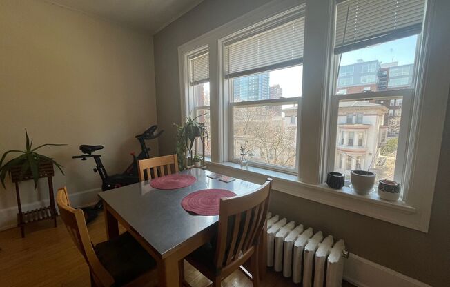 4 beds, 2 baths, $2,295, Unit 10