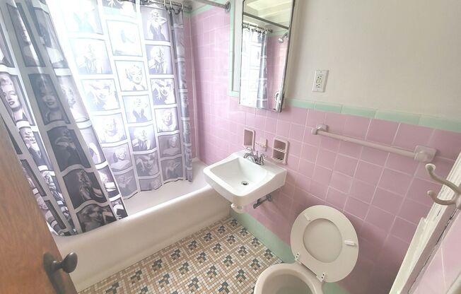 2 beds, 1 bath, $1,425, Unit 410