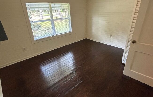 Charming 3 Bedroom Home with Rustic Farmhouse Feel in the Heart of Hinesville!