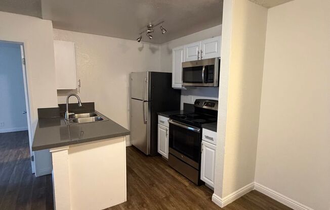 2 beds, 2 baths, 975 sqft, $2,595, Unit 217