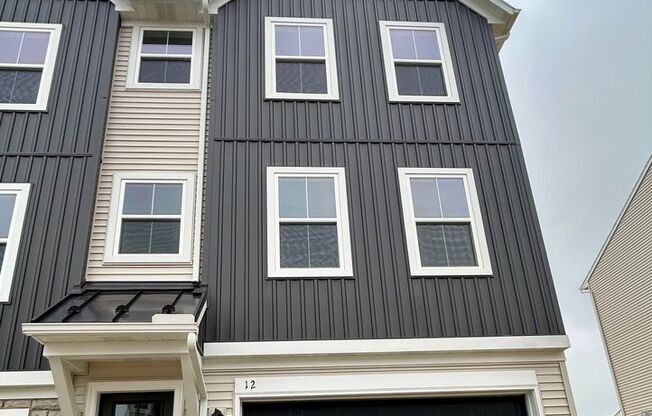 New End of row townhome 3 bed, 2.5 bath in Carlisle