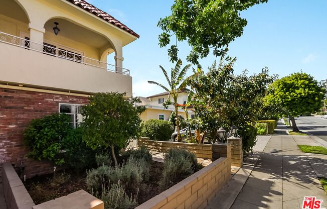 Beautifully Remodeled 2 Bed 1.5 Bath Santa Monica Condo Unit Available!! Won't Last!!