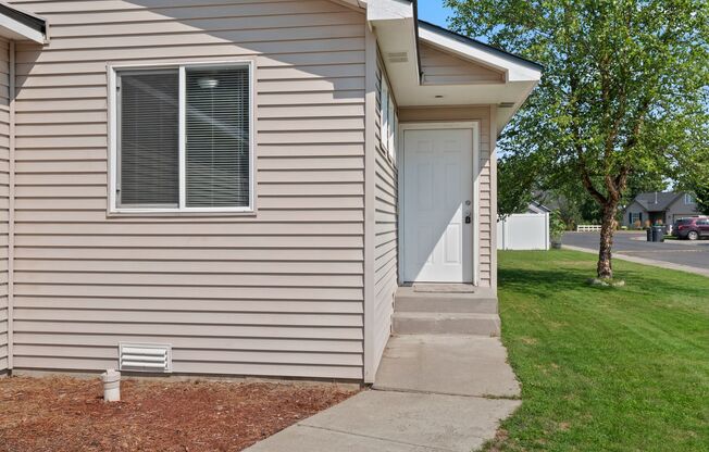 3 bed 2 bath home on a corner lot in Cheney WA!