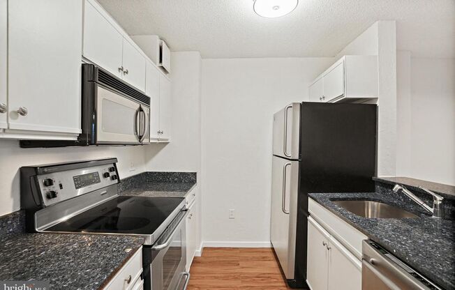 Gorgeous and Airy 1bd/1ba in Glover Park with parking and a balcony!