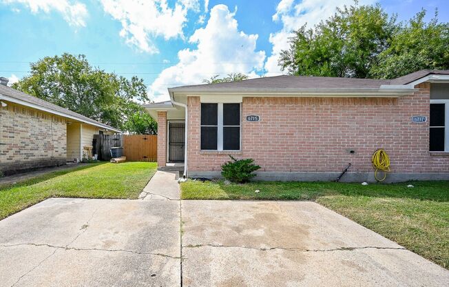 Charming 2 beds/2 baths duplex with private yard off Bammel North Houston. .