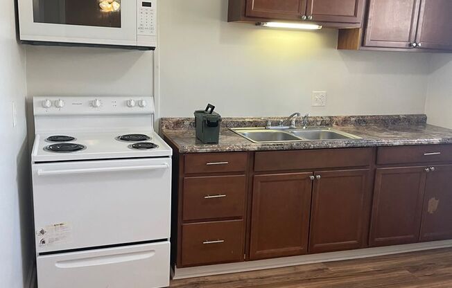 2 beds, 1 bath, $880, Unit 808